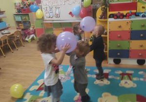Zabawy taneczne z balonami.